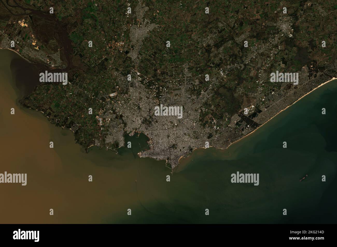 Image satellite haute résolution de Montevideo en Uruguay - contient des données modifiées de Copernicus Sentinel (2022) Banque D'Images