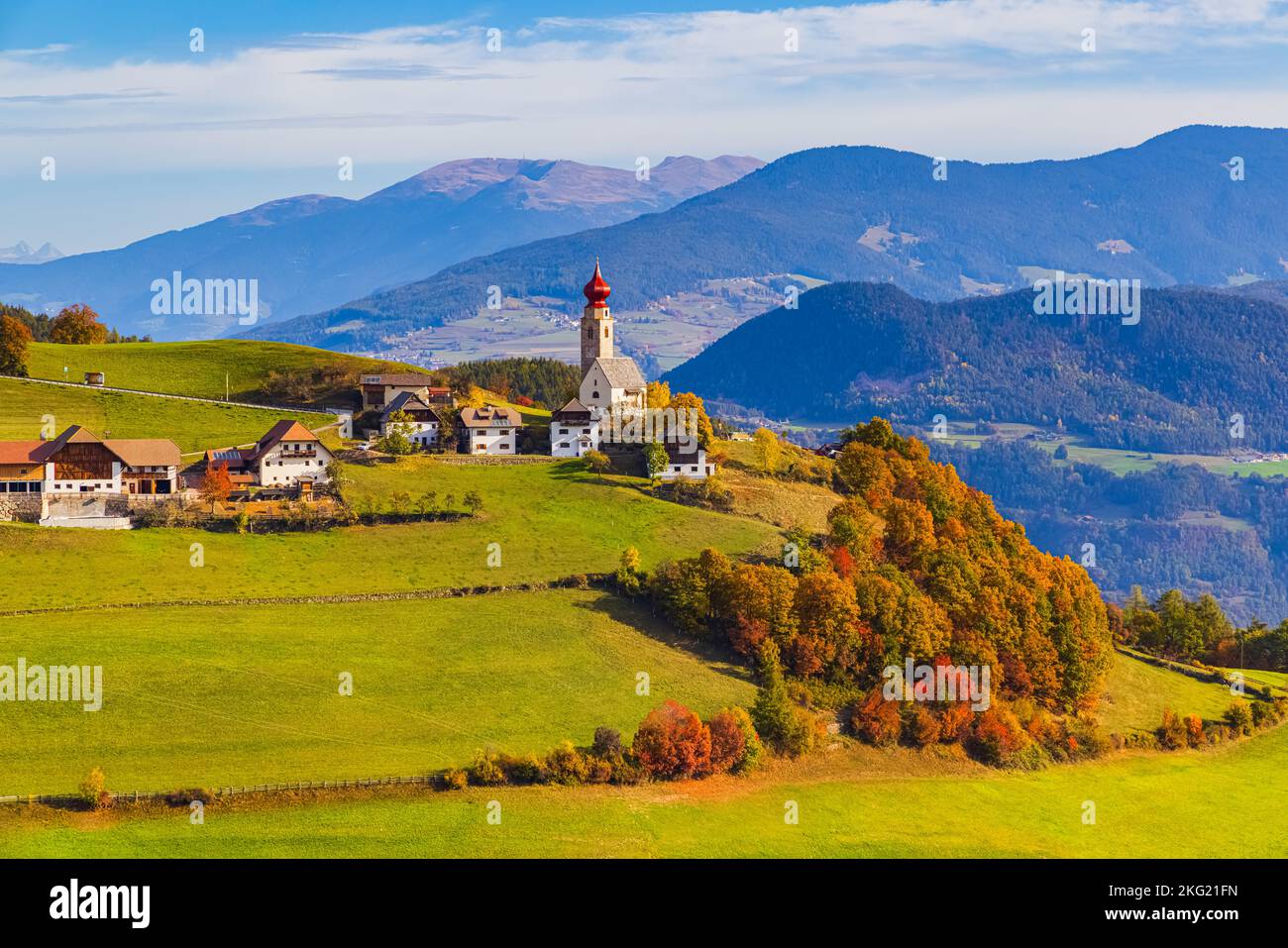 Automne aux couleurs de l'automne dans les Dolomites, dans le Tyrol du Sud, surplombant le village de Mittelberg avec l'église Saint-Nicolas. Mittelberg est situé Banque D'Images