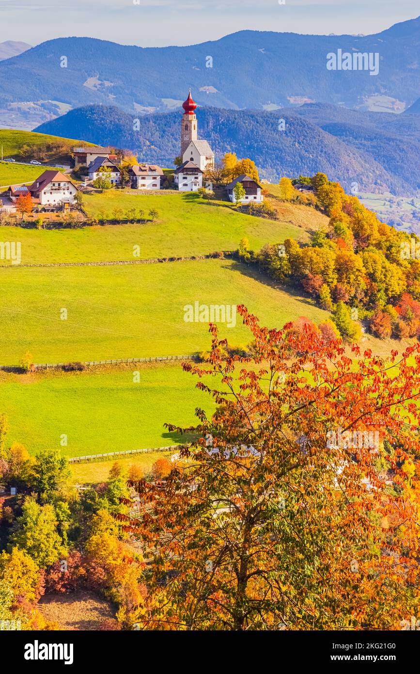 Automne aux couleurs de l'automne dans les Dolomites, dans le Tyrol du Sud, surplombant le village de Mittelberg avec l'église Saint-Nicolas. Mittelberg est situé Banque D'Images