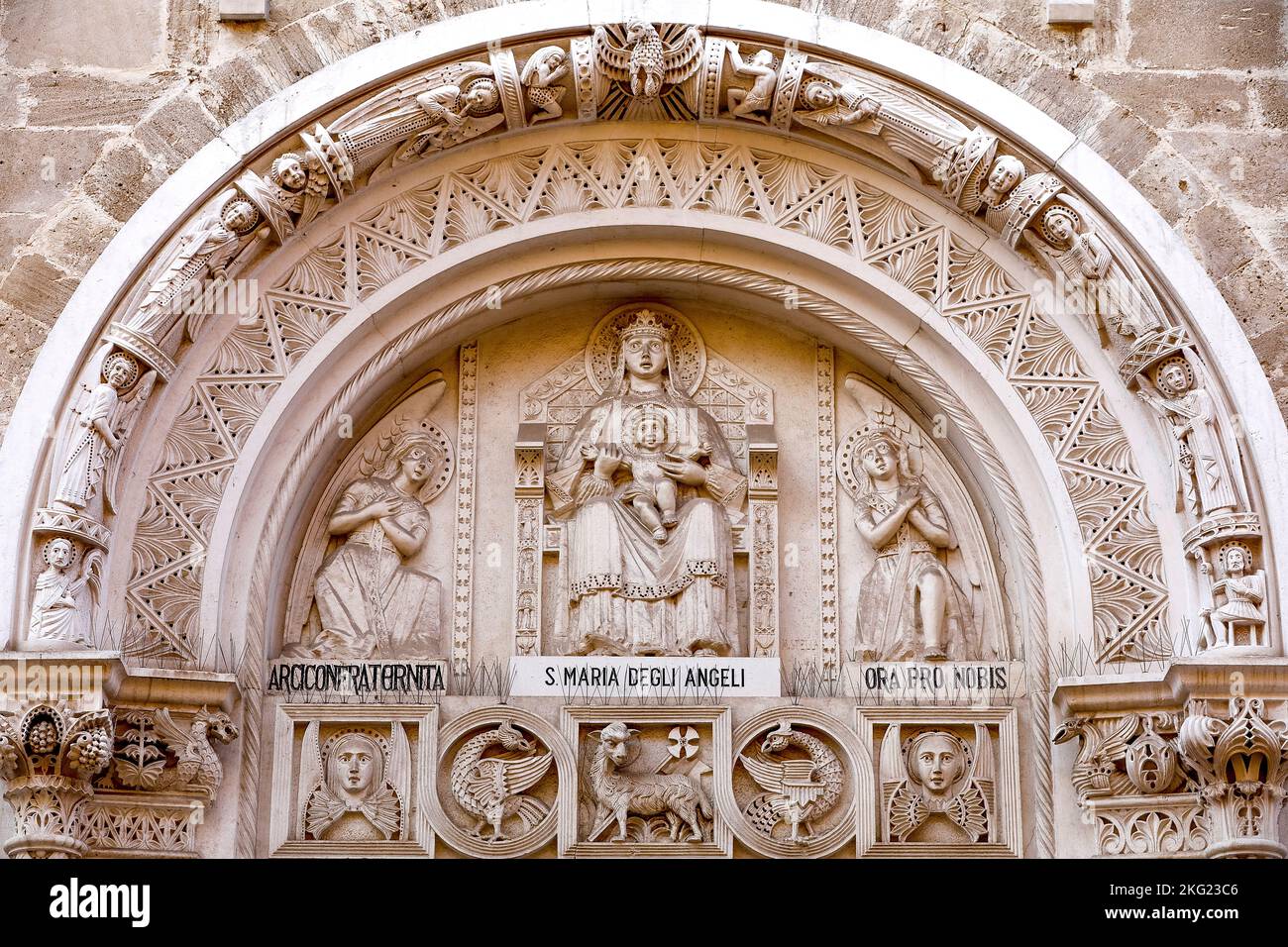 Tympan de Santa Maria du chuch des anges, Bari, Italie Banque D'Images