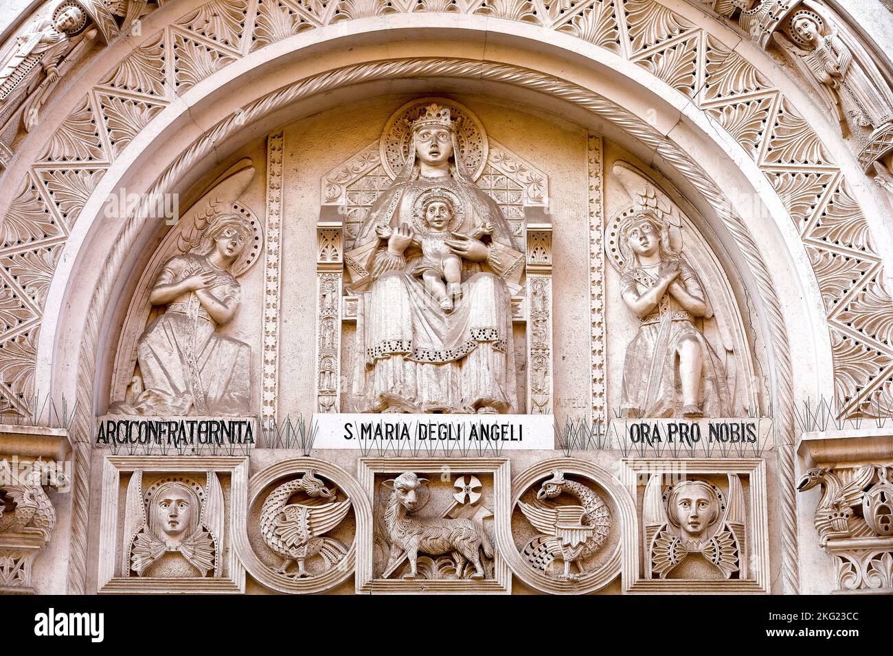 Tympan de Santa Maria du chuch des anges, Bari, Italie Banque D'Images