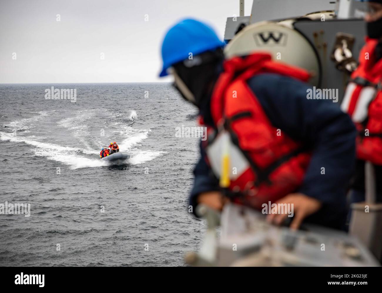 MER BALTIQUE (oct 24, 2022) Un bateau gonflable à coque rigide (RHIB), attaché au destroyer à missile guidé de classe Arleigh Burke USS Roosevelt (DDG 80), vient à côté du navire pendant les opérations du bateau, le 24 octobre 2022. Roosevelt est sur un déploiement prévu dans la zone des opérations de la Naval Forces Europe des États-Unis, employé par la U.S. Sixth Fleet pour défendre les intérêts américains, alliés et partenaires. Banque D'Images
