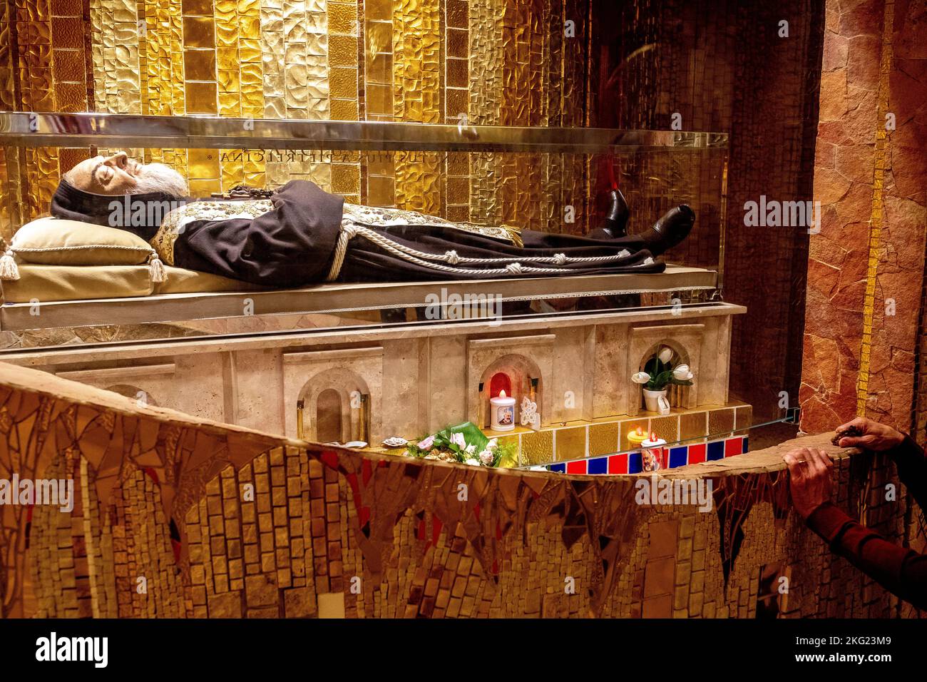 La tombe de Padre Pio dans la crypte de la basilique de Padre Pio, San