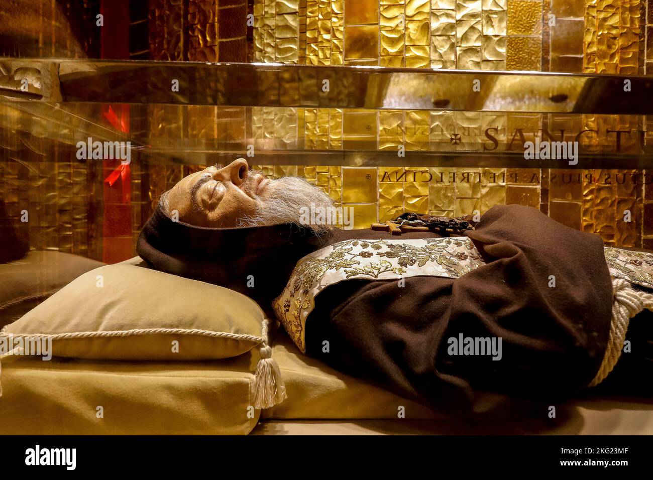 La tombe de Padre Pio dans la crypte de la basilique de Padre Pio, San
