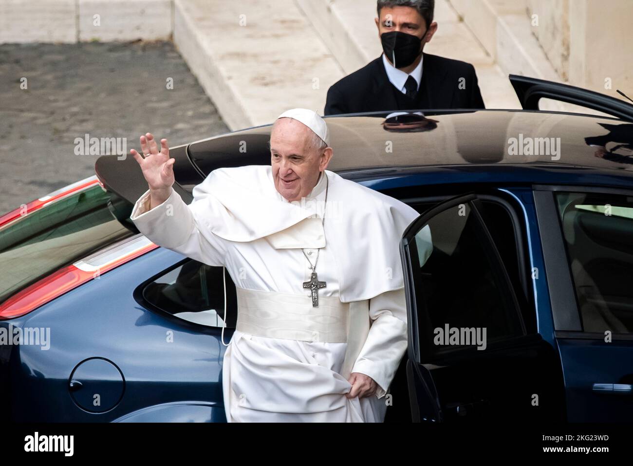 Le pape François rencontre des fidèles avant de quitter la cour de San Damaso au Vatican après avoir tenu une audience générale hebdomadaire en plein air avec le pu Banque D'Images