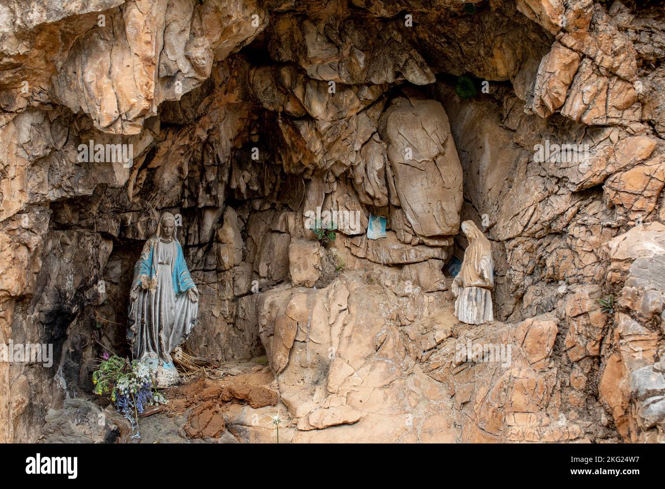 La Vierge Marie se trouve dans une grotte de la vallée Sainte de