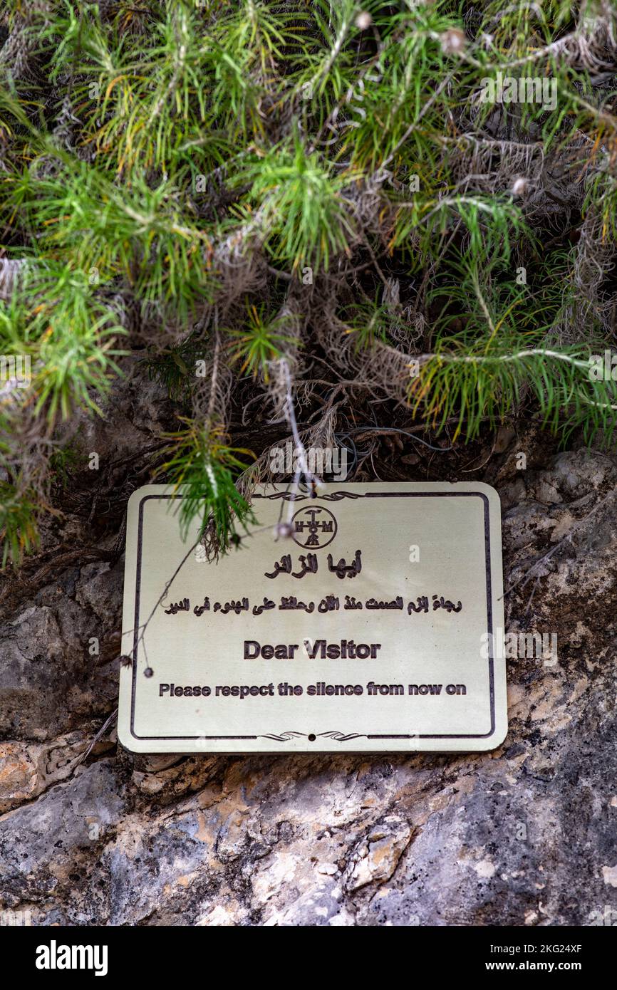 Panneau sur le chemin de notre Dame de Hamatoura monastère orthodoxe, vallée de Kannoubine, Liban Banque D'Images