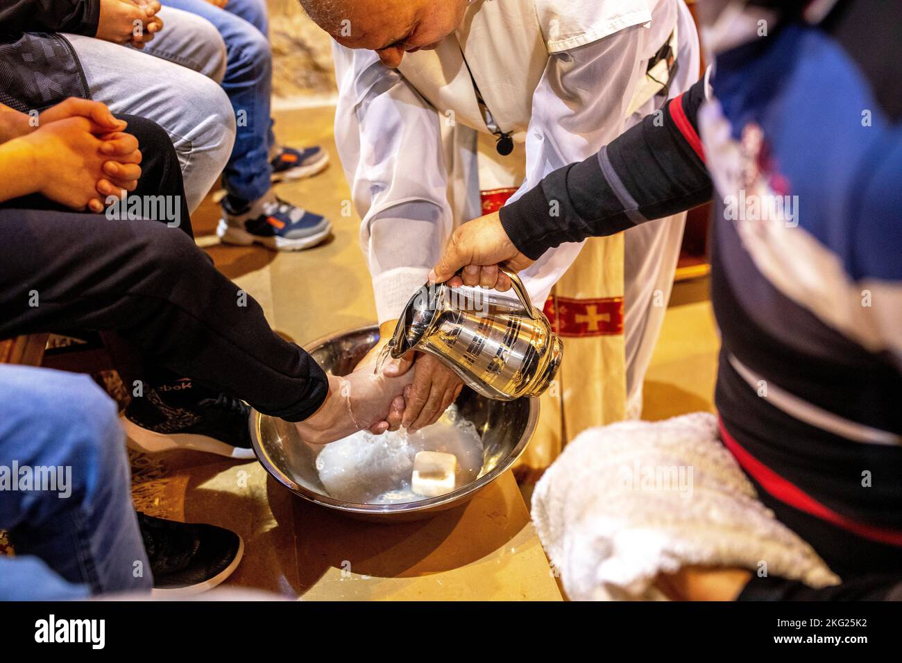 Fête du jeudi Maundy dans notre église notre-Dame maronite, Bdadoun, Liban. Lavage des pieds rituel Banque D'Images