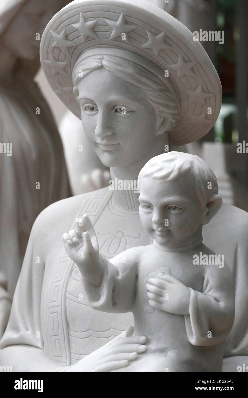 Statue de notre Dame de la Vang en robe Ao Dai. Danang. Vietnam Photo
