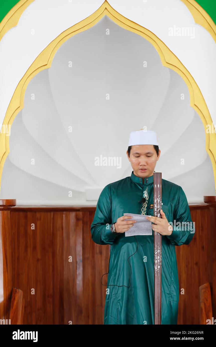 Communauté musulmane lors de la prière du vendredi (salat) dans la mosquée. Sermon du vendredi par Imam. Chau Doc. Vietnam. Banque D'Images