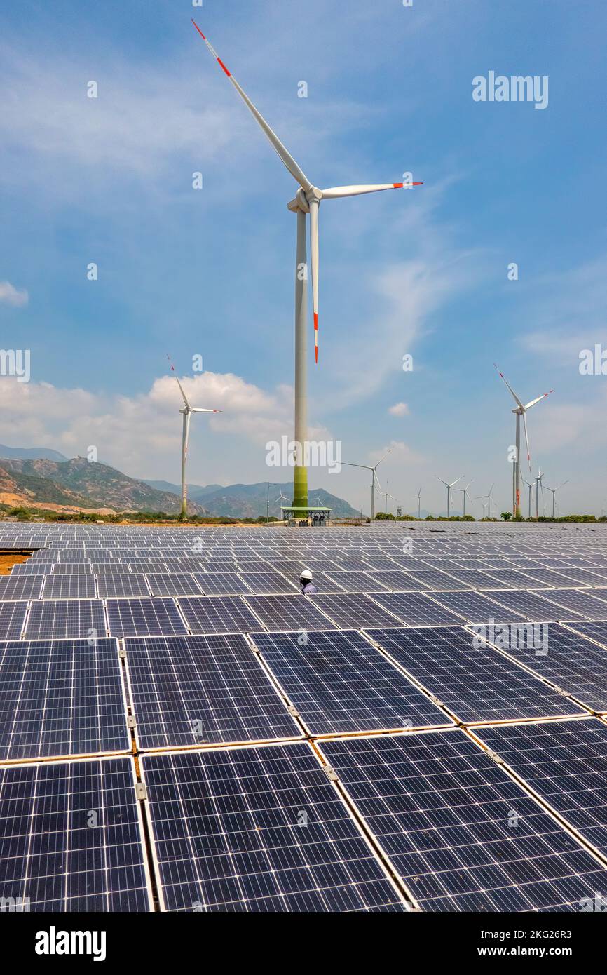 Panneau solaire, photovoltaïque, source d'électricité alternative - concept de ressources durables par temps ensoleillé, Thuan bac, Ninh Thuan, Vietnam Banque D'Images