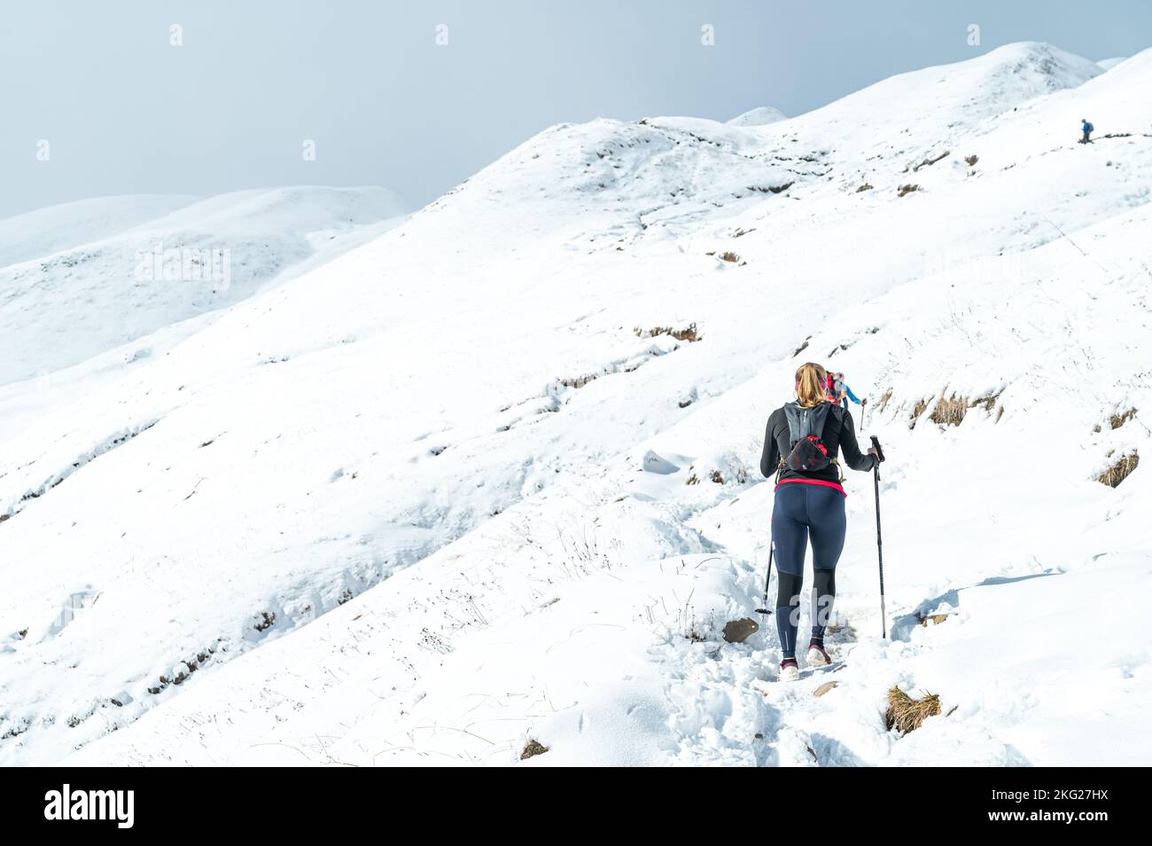 Tir de drone d'une dame randonneur explorant les Alpes enneigées en haute-Savoie, dans le nord de la France Banque D'Images