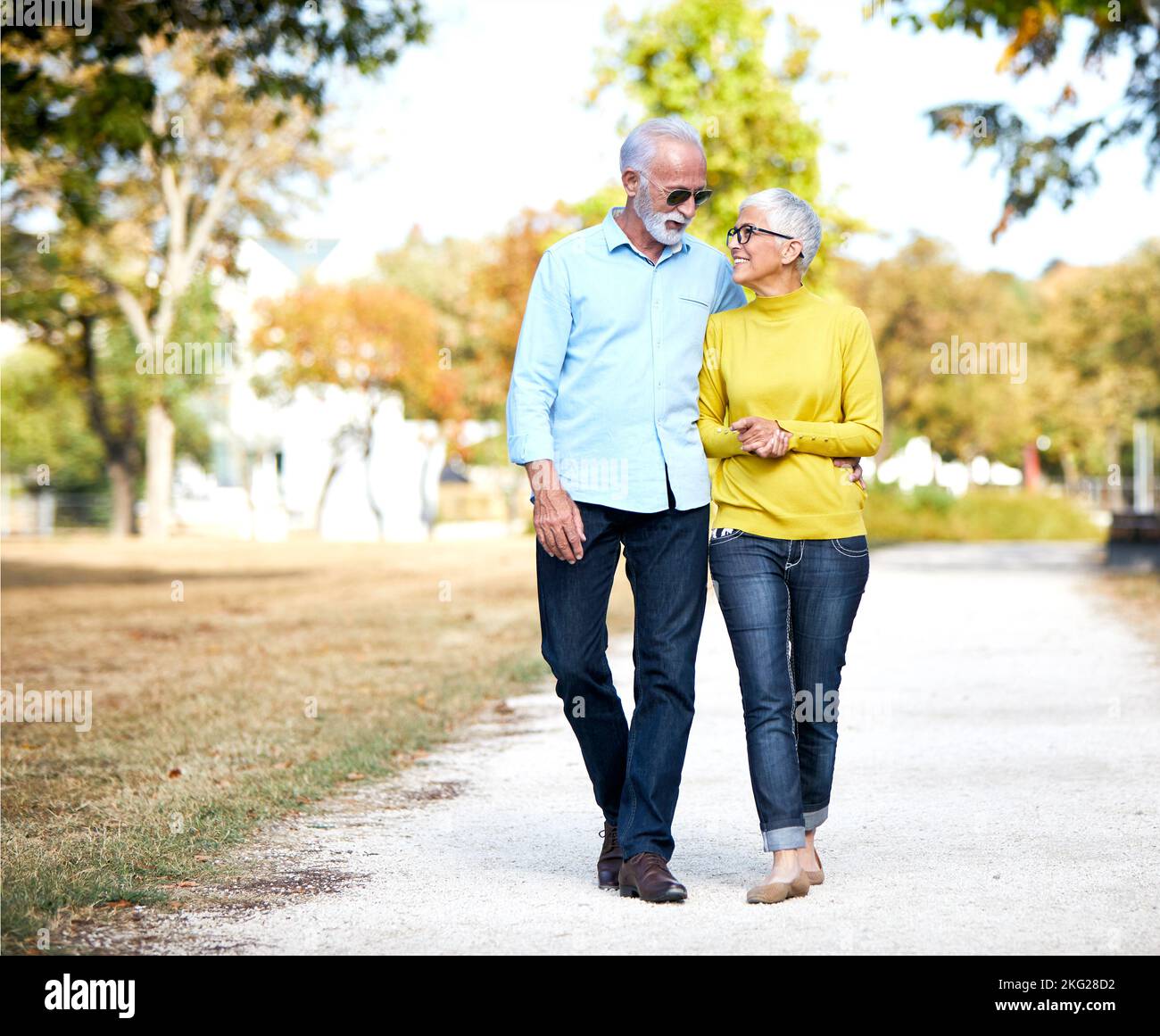femme homme extérieur senior couple heureux style de vie retraite ensemble sourire amour hug nature mature Banque D'Images