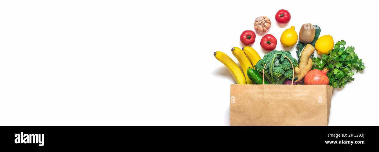 Sac écologique pour magasin de papier avec légumes verts biologiques crus isolés sur fond blanc Flat Lay, vue de dessus Zero déchets, plastique Free concept sain Banque D'Images