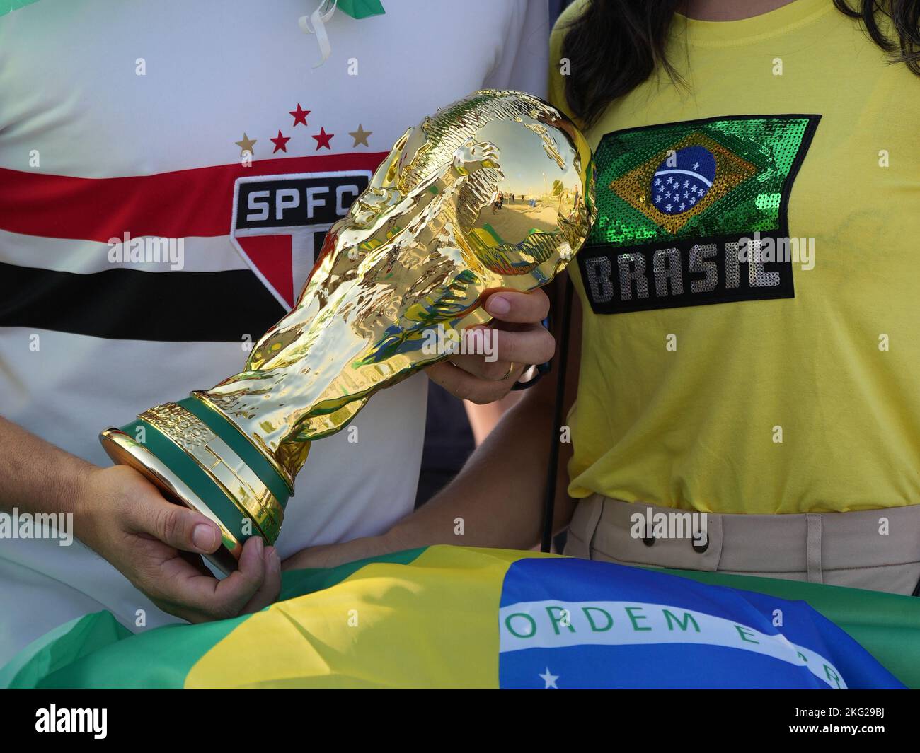 Les fans brésiliens avec une réplique du trophée de la coupe du monde de la FIFA au Qatar, pendant la coupe du monde de la FIFA 2022. Date de la photo: Lundi 21 novembre 2022. Banque D'Images