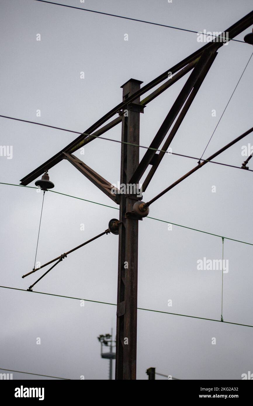 Échelle de gris verticale d'un isolant électrique sur un poteau électrique Banque D'Images
