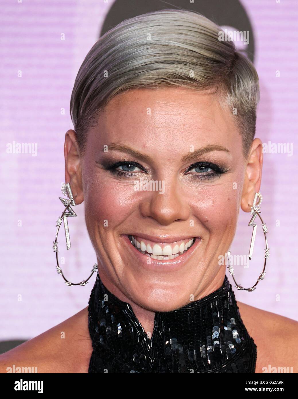 Los Angeles, États-Unis. 20th novembre 2022. LOS ANGELES, CALIFORNIE, États-Unis - NOVEMBRE 20 : rose (P!nk, Alecia Beth Moore Hart) portant le vintage Bob Mackie arrive aux American Music Awards 2022 (American Music Awards 50th) qui se tiennent au Microsoft Theatre de L.A. Vivez sur 20 novembre 2022 à Los Angeles, Californie, États-Unis. (Photo de Xavier Collin/image Press Agency) Credit: Image Press Agency/Alay Live News Banque D'Images