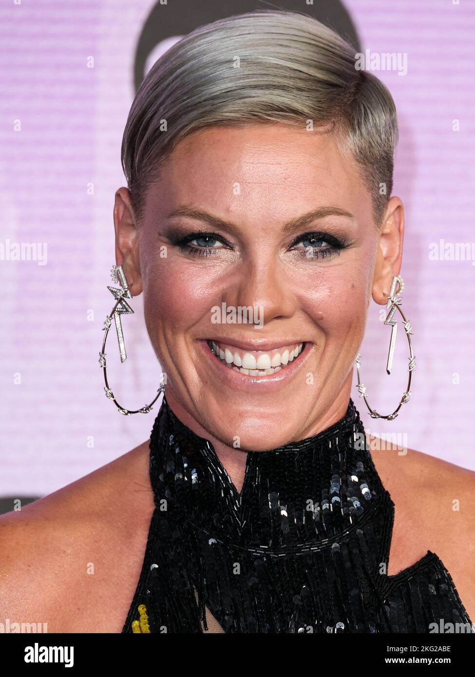 Los Angeles, États-Unis. 20th novembre 2022. LOS ANGELES, CALIFORNIE, États-Unis - NOVEMBRE 20 : rose (P!nk, Alecia Beth Moore Hart) portant le vintage Bob Mackie arrive aux American Music Awards 2022 (American Music Awards 50th) qui se tiennent au Microsoft Theatre de L.A. Vivez sur 20 novembre 2022 à Los Angeles, Californie, États-Unis. (Photo de Xavier Collin/image Press Agency) Credit: Image Press Agency/Alay Live News Banque D'Images