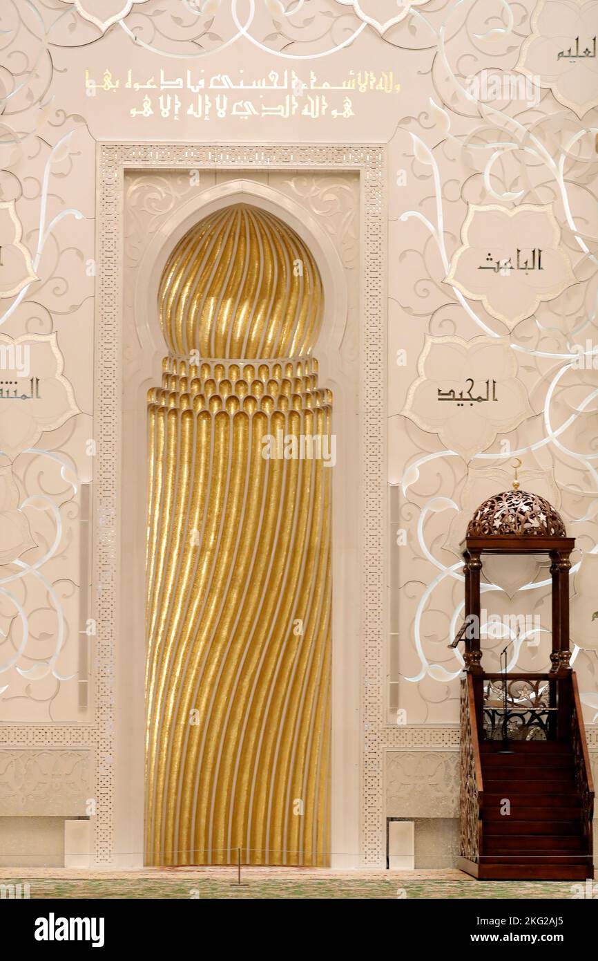 Salle de prière principale. Grande mosquée Sheikh Zayed. Minbar et Mihrab. Abou Dhabi. Émirats arabes Unis. Banque D'Images