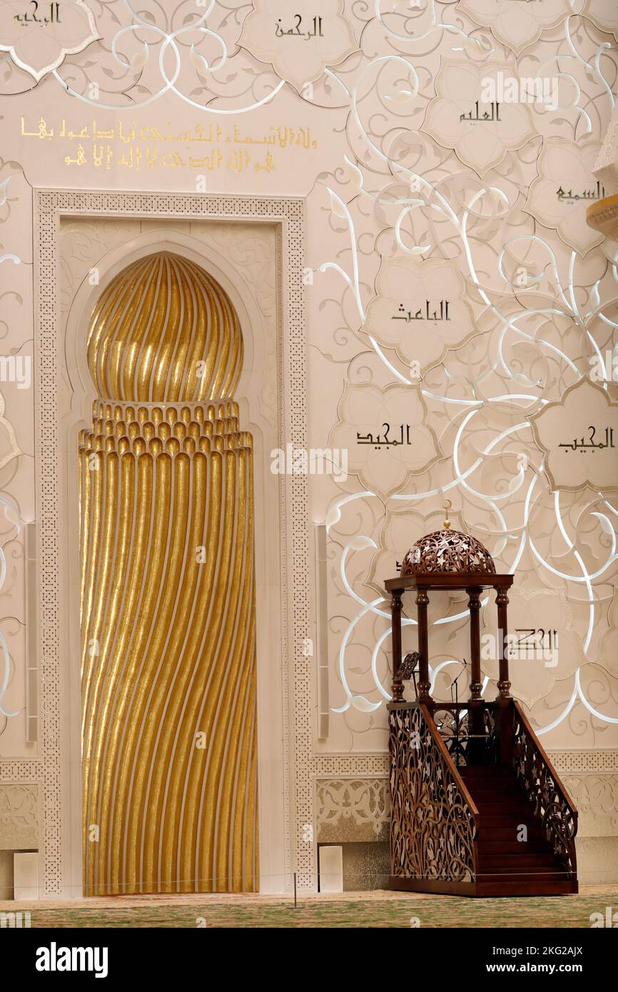Salle de prière principale. Grande mosquée Sheikh Zayed. Minbar et Mihrab. Abou Dhabi. Émirats arabes Unis. Banque D'Images