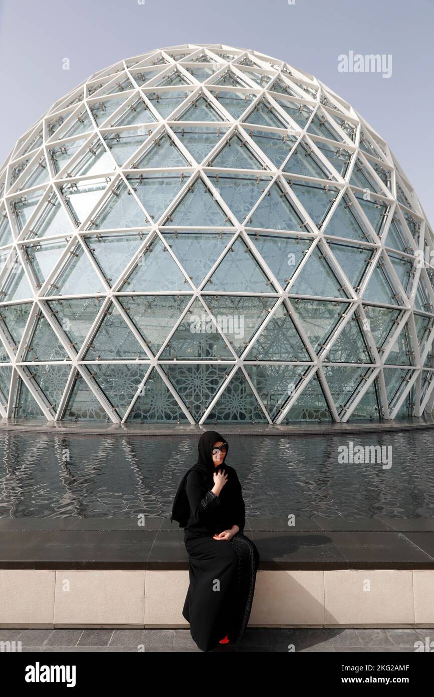 Les femmes musulmanes portent de l'abaya noir. Abou Dhabi. Banque D'Images