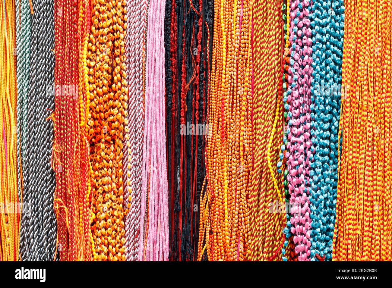 Bracelets indiens colorés. Bracelets artisanaux hindous typiques pour puja. Dubaï. Émirats arabes Unis. Banque D'Images