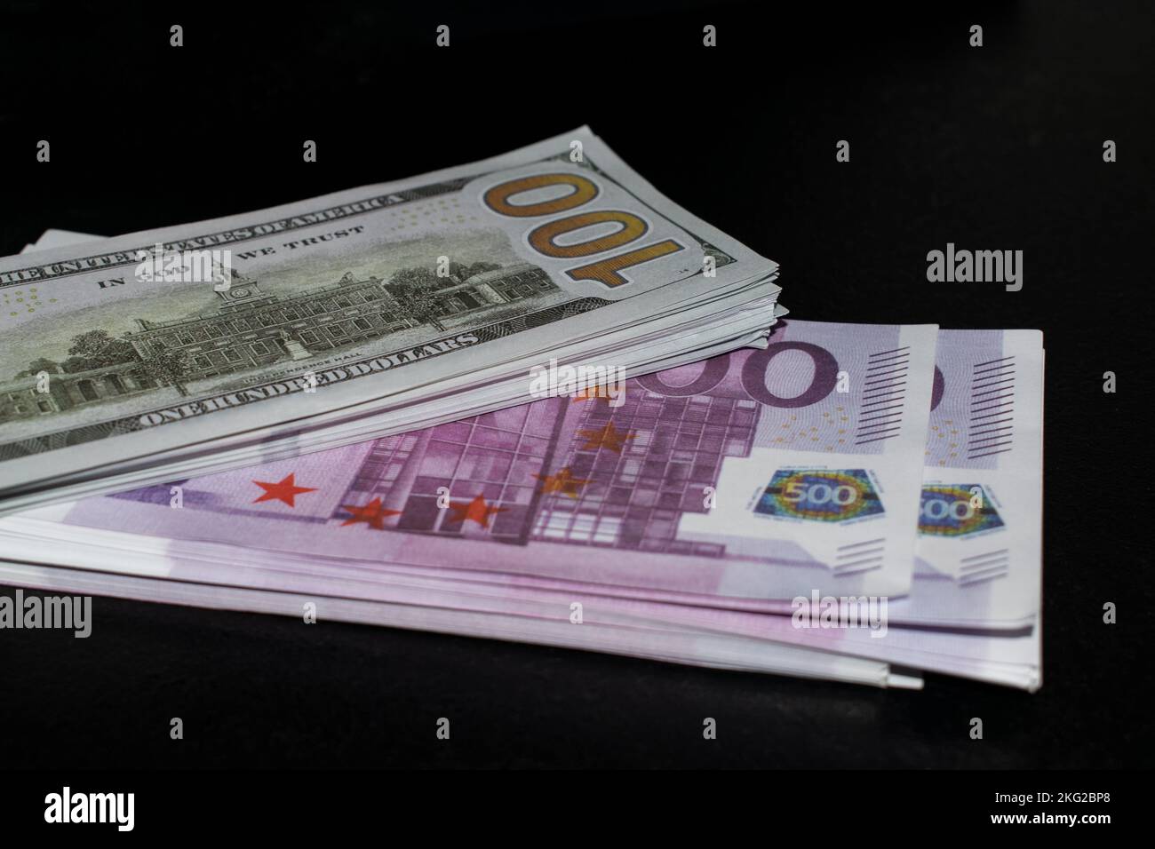 Pile de billets de banque en argent américain avec billets de banque en argent comptant européens, piles de dollars américains, 100 cent dollars et 500 cinq cents euros Banque D'Images