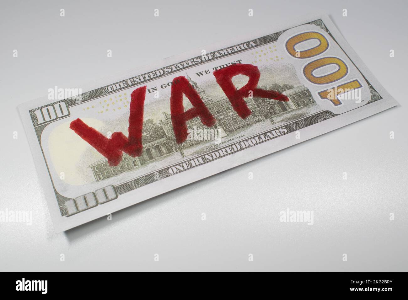 L'inscription guerre sur un projet de loi de cent dollars sur fond blanc de gros plan (terrorisme, guerre, Ukraine, conflit armé, violence) Banque D'Images
