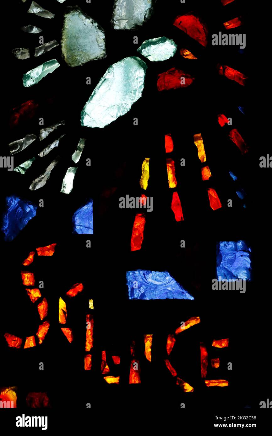 Église Saint Bernard-de-Menthon. Fenêtre en vitrail. Une des sept vertus : le silence. Suisse. Banque D'Images