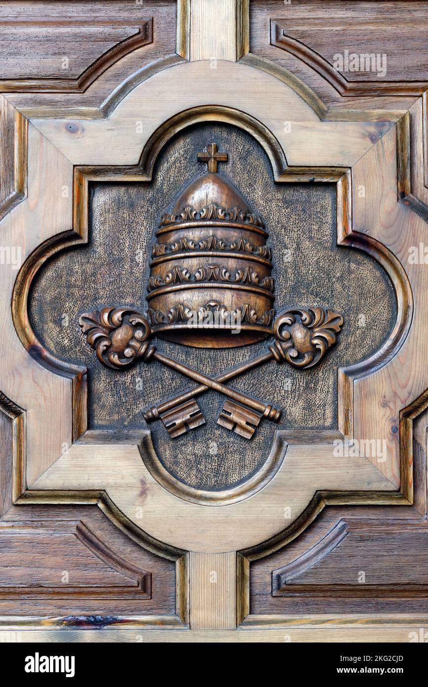 Église Santo Christo. Tiara papale avec deux clés. Espagne. Banque D'Images