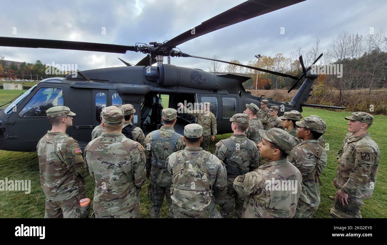 Les cadets de l'Université Norwich apprennent l'aviation de l'Armée auprès des membres de la Brigade de l'aviation de combat 10th lors d'une visite sur le campus du Vermont le 25 octobre. (Photo de Mike Strasser, Affaires publiques de la garnison de fort Drum) Banque D'Images