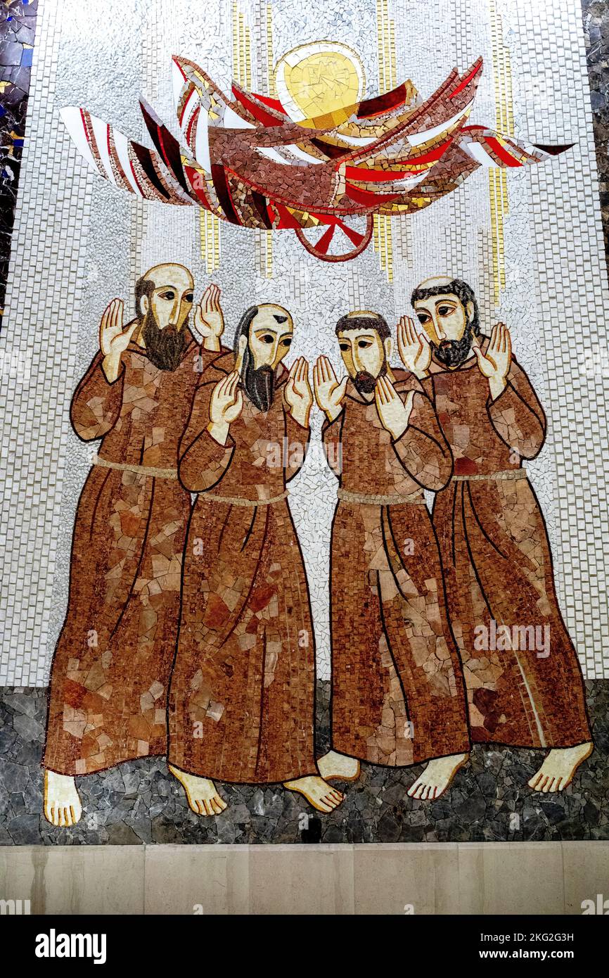 Mosaïque de l'église inférieure dans la basilique de Padre Pio, San Giovanni Rotondo, Italie. Saint François apparaît à ses frères dans un char de feu portant le soleil Banque D'Images