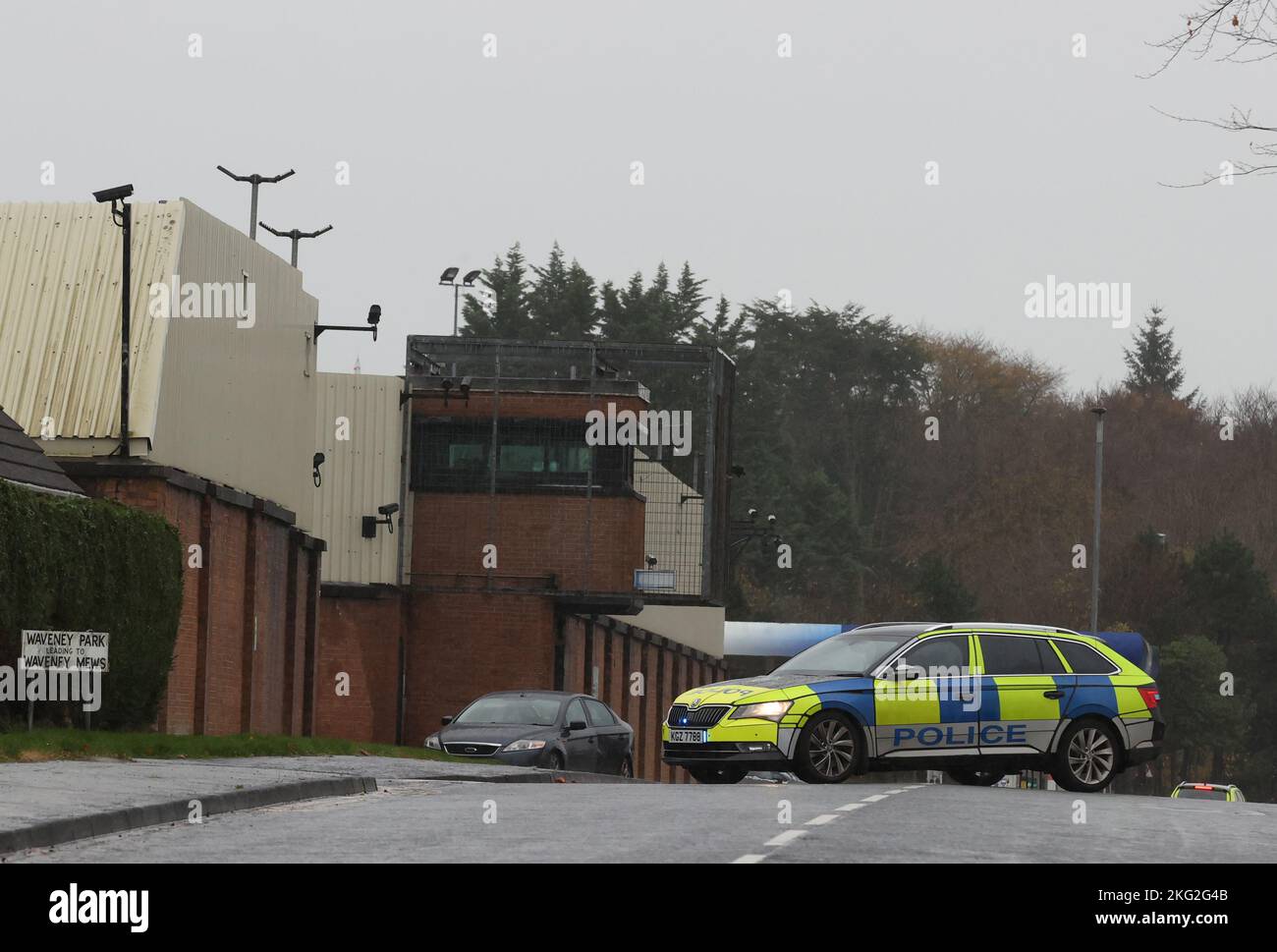 Une voiture contenant un dispositif suspect est vue à l'extérieur du poste de police de Waterside à Londonderry, en Irlande du Nord. Date de la photo: Lundi 21 novembre 2022. Banque D'Images