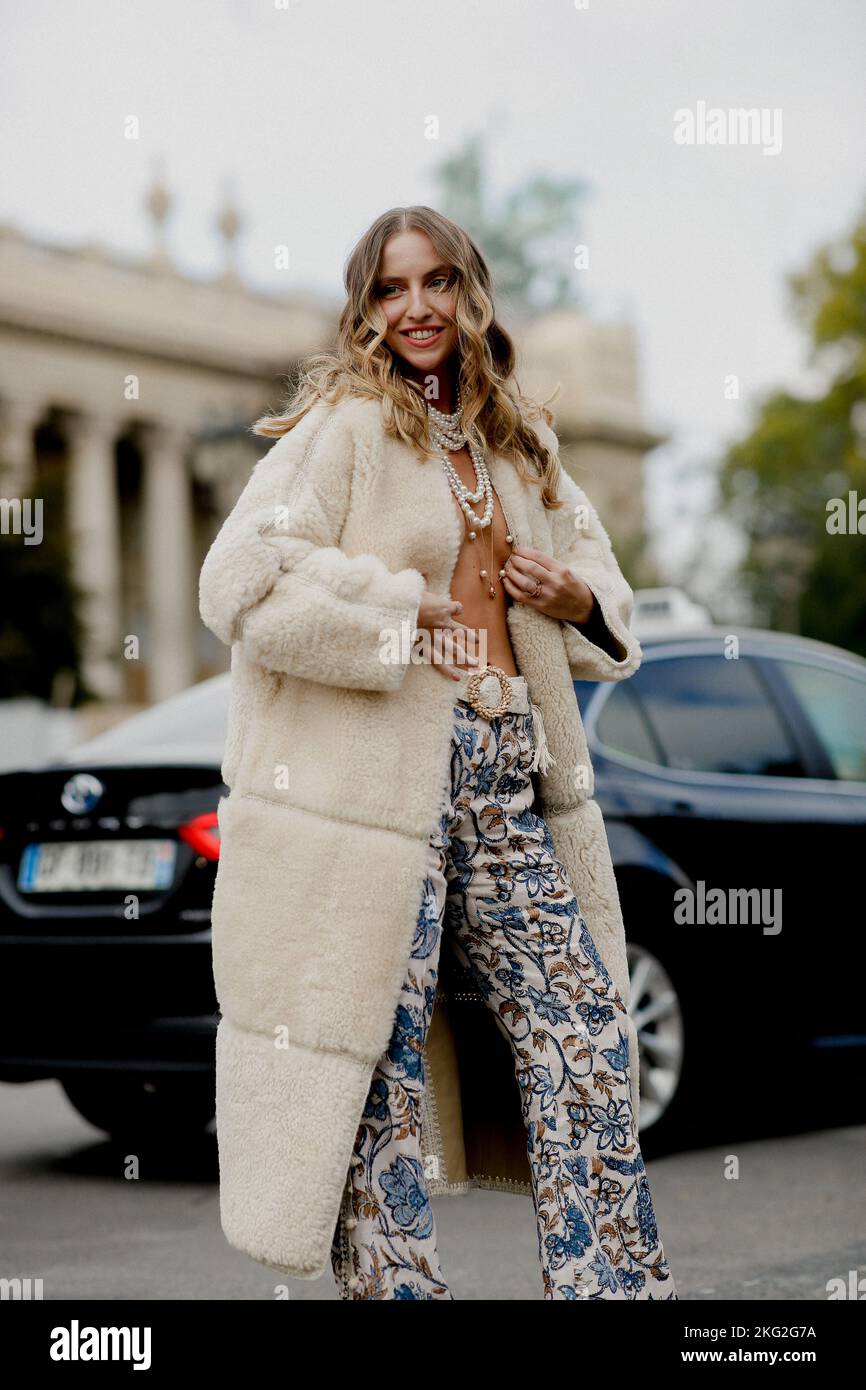 Style de rue, Carla Ginola arrivant au spectacle du printemps 2023 de Zimmermann, tenu au petit Palais, Paris, France, sur 3 octobre 2022. Photo de Marie-Paola Bertrand-Hillion/ABACAPRESS.COM Banque D'Images
