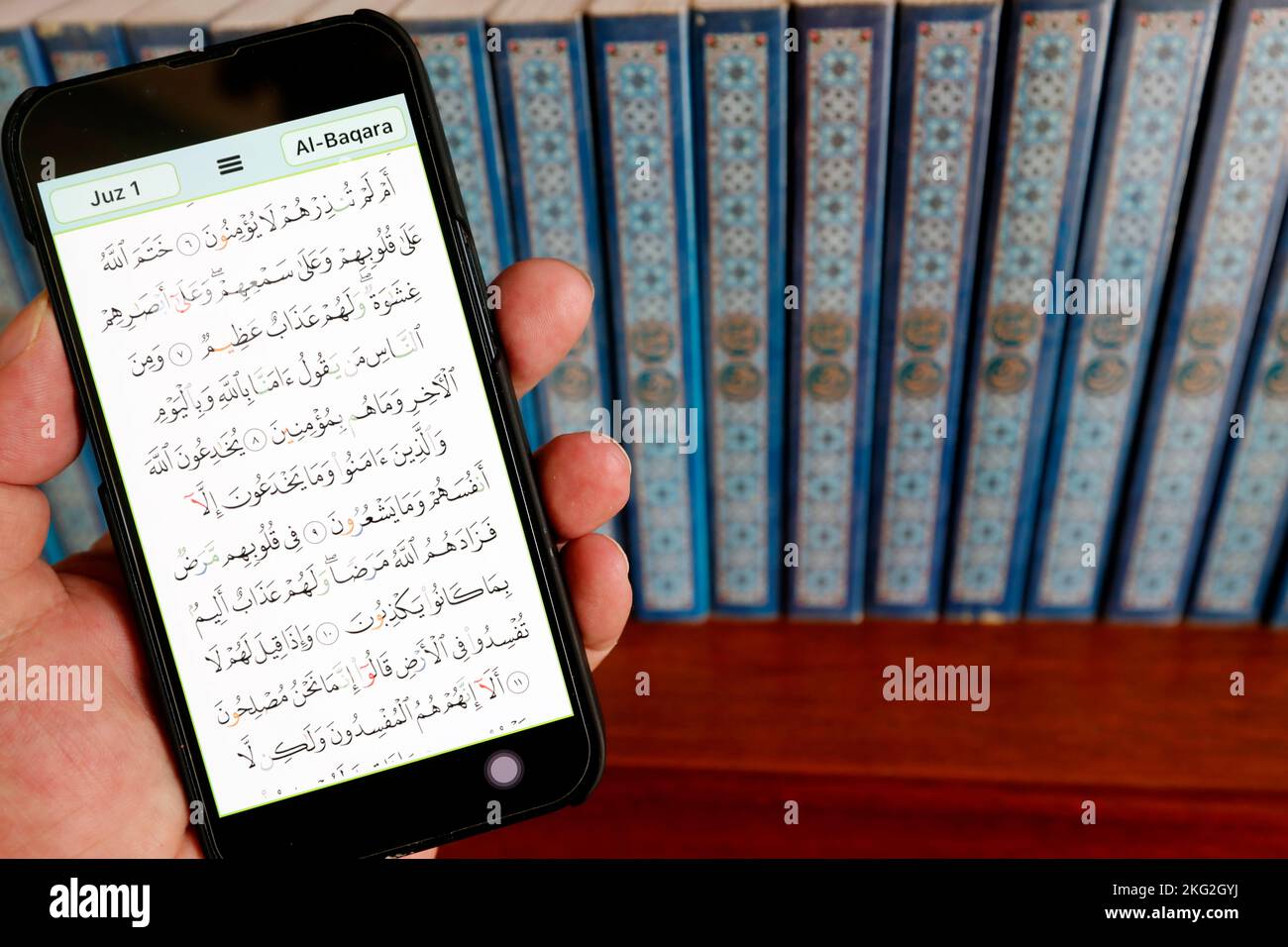 Mosquée Al-Serkal. Coran numérique sur un smartphone et papier traditionnel Saint Coran. Papier et numérique Coran. Phnom Penh. Cambodge. Banque D'Images