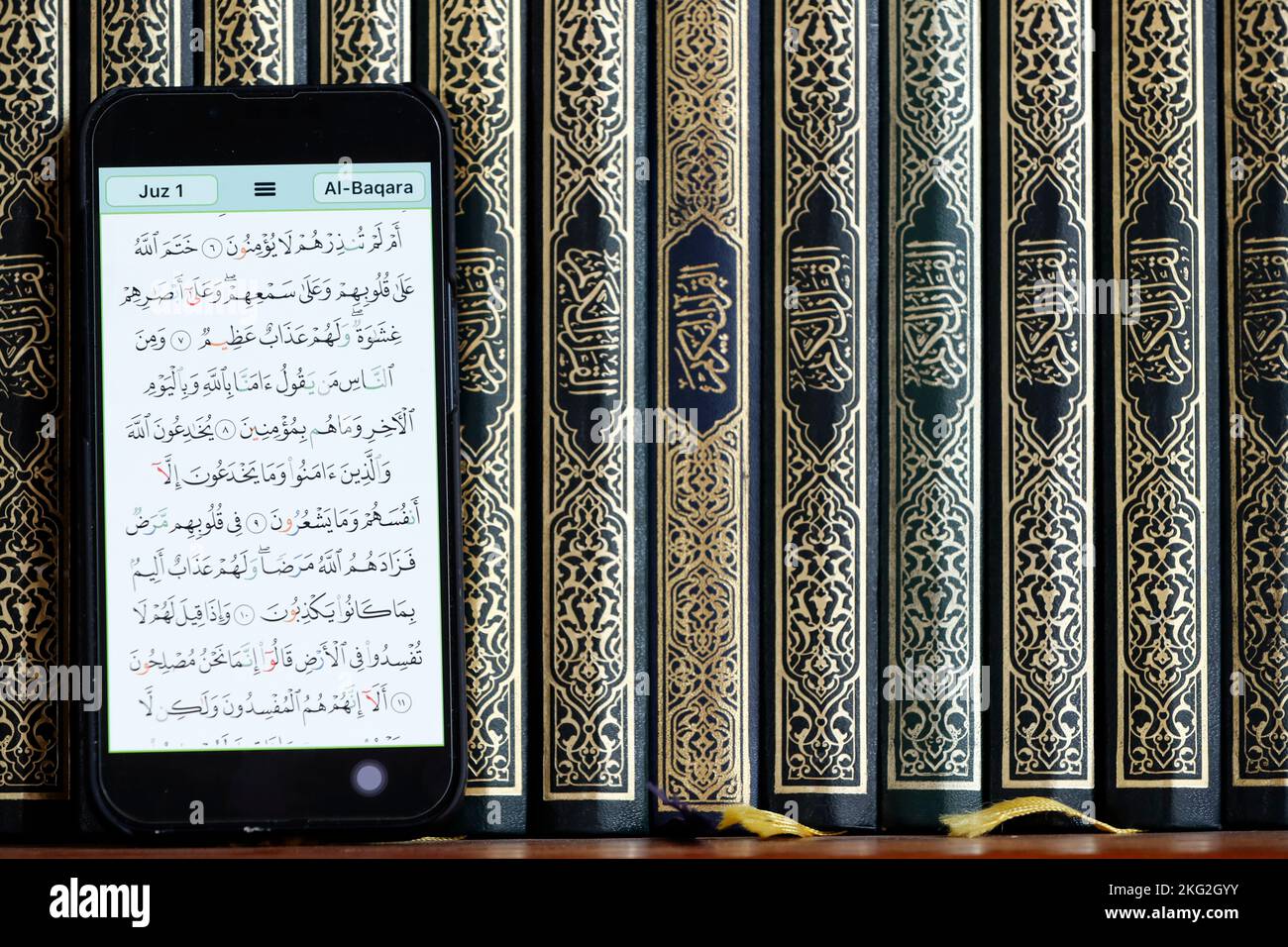 Mosquée Al-Serkal. Coran numérique sur un smartphone et papier traditionnel Saint Coran. Papier et numérique Coran. Phnom Penh. Cambodge. Banque D'Images