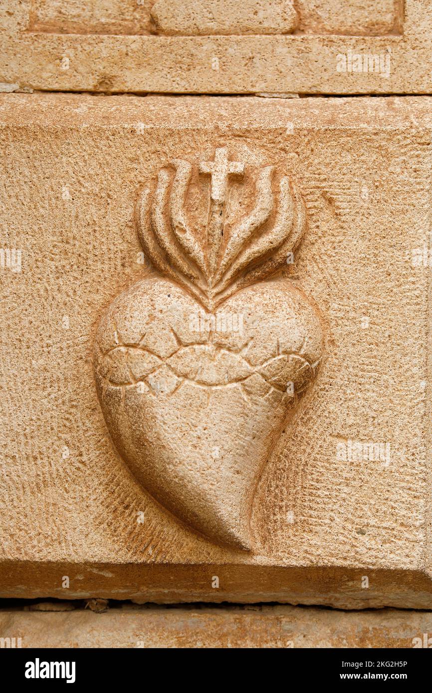 Soulagement de l'Église à Bekaa Kafra, le village indigène de Saint Charbel au Liban. Cœur sacré Banque D'Images