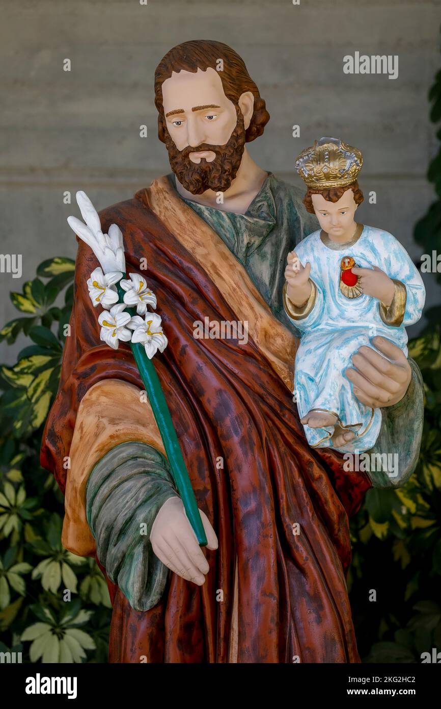 Statue de Saint Joseph tenant bébé Jésus, Harissa, Liban Banque D'Images Statue de Saint Joseph tenant bébé Jésus, Harissa, Liban Banque D'Images