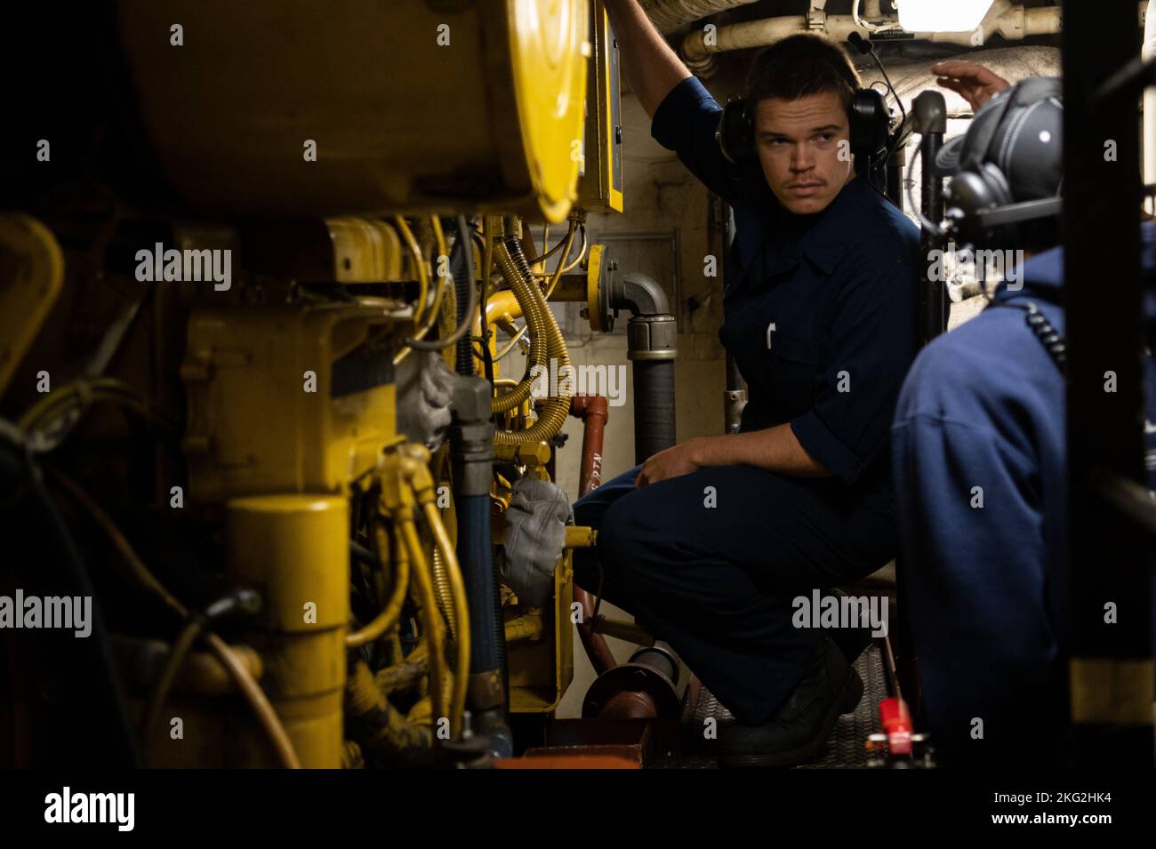 Garde côtière américaine Petty Officer 2nd classe Dennis Kehoe, un technicien en machinerie à bord de l'USCGC Hamilton (WMSL 753), enquête au cours d'un exercice de contrôle des accidents d'ingénierie de base (BECCE) en cours dans l'océan Atlantique, le 22 octobre 2022. Hamilton est en déploiement prévu dans la zone d'opérations de la Naval Forces Europe des États-Unis, employée par la U.S. Sixth Fleet pour défendre les intérêts américains, alliés et partenaires. Banque D'Images