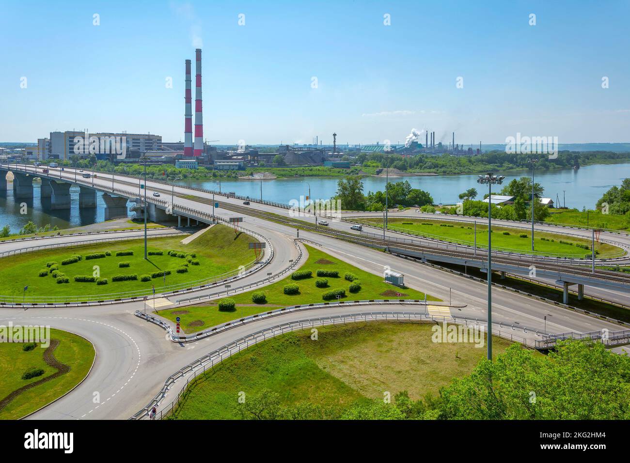 Vue de la jonction de la route, le pont et le district industriel historique du haut de Kemerovo rive droite de la rivière Tom Banque D'Images