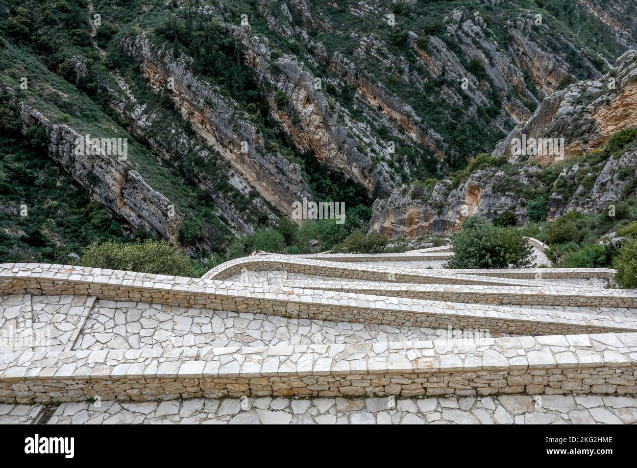Vue sur la vallée de Kannoubine et escalier menant au monastère orthodoxe de notre-Dame de Hamatoura, Kousba, Liban Banque D'Images