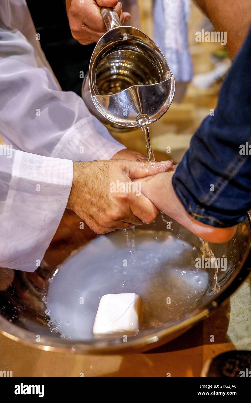 Fête du jeudi Maundy dans notre église notre-Dame maronite, Bdadoun, Liban. Lavage des pieds rituel Banque D'Images