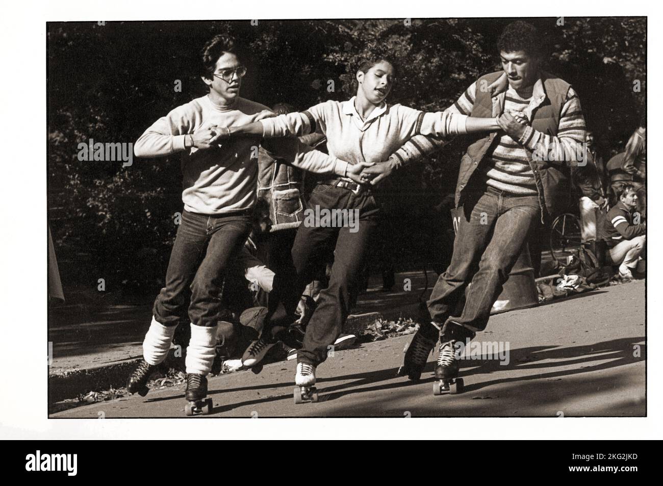 Les patineurs à roulettes synchronisés font un tour dans Central Park, à Manhattan. À partir de la fin de 70s ou du début de 80s. Banque D'Images