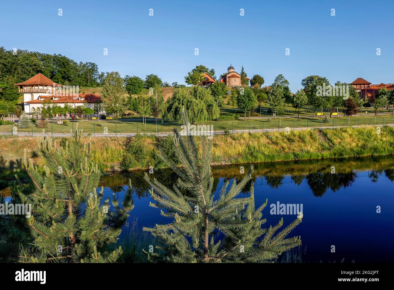 Monastère orthodoxe ZICA et étang près de Kraljevo, Serbie Banque D'Images