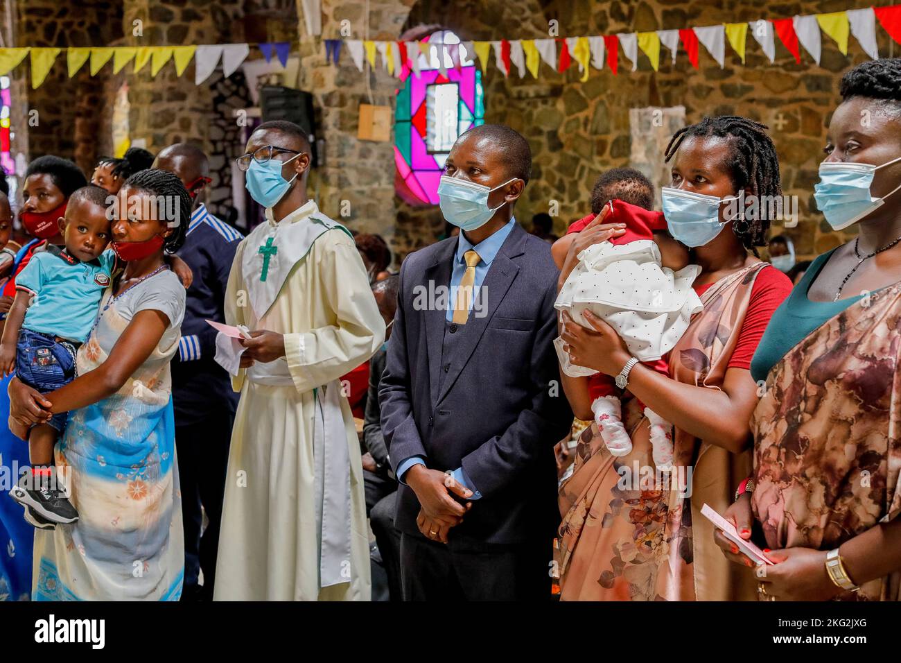 Messe du dimanche avec baptêmes dans l'église commémorative du génocide de Karongi, Kibuye, dans l'ouest du Rwanda Banque D'Images