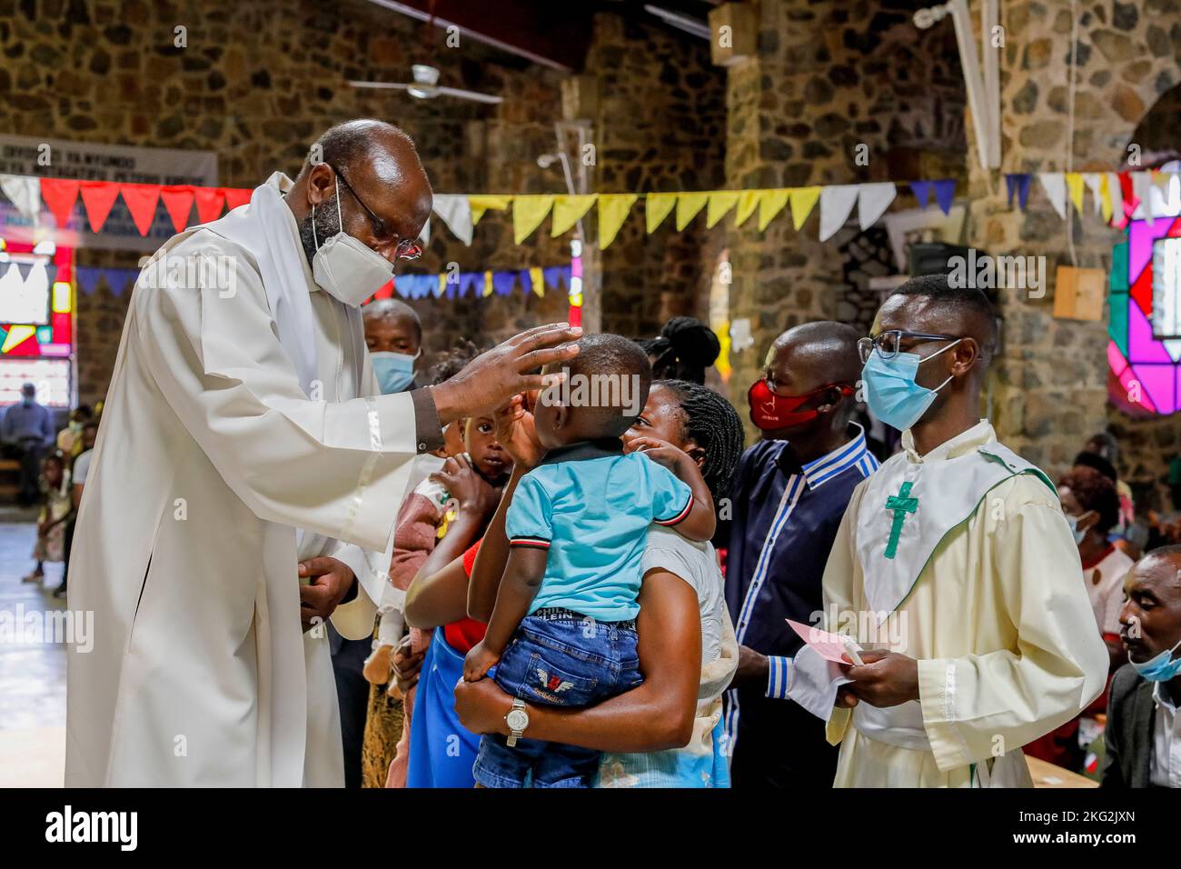 Messe du dimanche avec baptêmes dans l'église commémorative du génocide de Karongi, Kibuye, dans l'ouest du Rwanda Banque D'Images