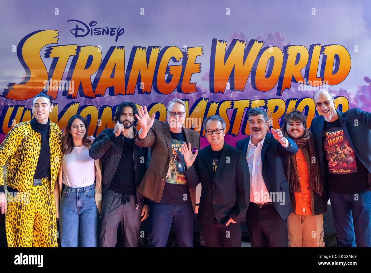 Rome, Italie - 21 novembre 2022 : Présentation de la première italienne le nouveau film de Walt Disney 'Strange World - un Mondo Misterioso' avec (de gauche) les voix italiennes Michele Bravi, Federica Abbate, Marco Bocci (Clade Searcher), le réalisateur Don Hall, le co-réalisateur et scénariste qui Nguyen, Francesco Pannofino (Jaeger clade), Lorenzo Crisci (Ethan Roy Conclade) et le producteur Roy Conclade. À la gare Termini de Rome. Banque D'Images