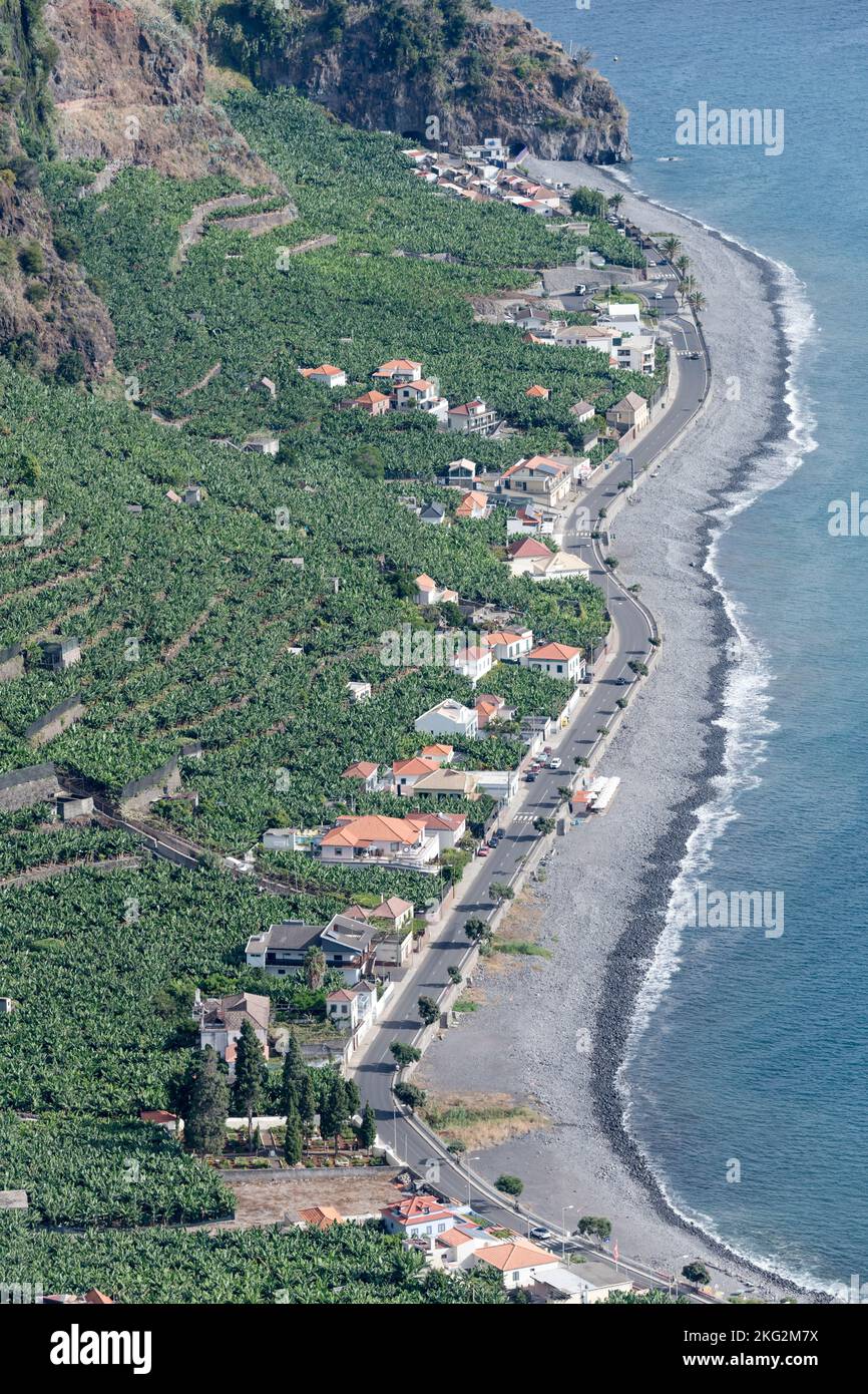 Paysage aérien avec culture de bananiers et plage noire sur la rive sud de l'Atlantique sur l'île de Madère, photographié dans la lumière vive de l'automne à Ponta do sol Banque D'Images