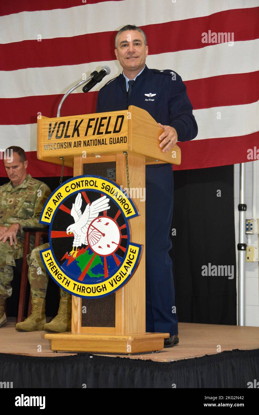 Le général de division Paul Knapp, adjudant général du Wisconsin, prend la parole lors d’une cérémonie du 25 octobre pour les aviateurs de retour du 128th Escadron de contrôle aérien de la Garde nationale aérienne du Wisconsin, à Volk Field, Wisp. Le 128th a été déployé à l'appui des opérations aériennes dans tout le Moyen-Orient en tant que membres attachés de l'escadron expéditionnaire du contrôle aérien 727th. Au cours du déploiement, ils ont effectué la surveillance aérienne, le suivi des aéronefs, ainsi que le commandement et le contrôle global des opérations de la coalition tactique dans tout le Moyen-Orient, à l'appui de l'opération Resolve inhérente et de la défense combinée du Peninsul arabe Banque D'Images