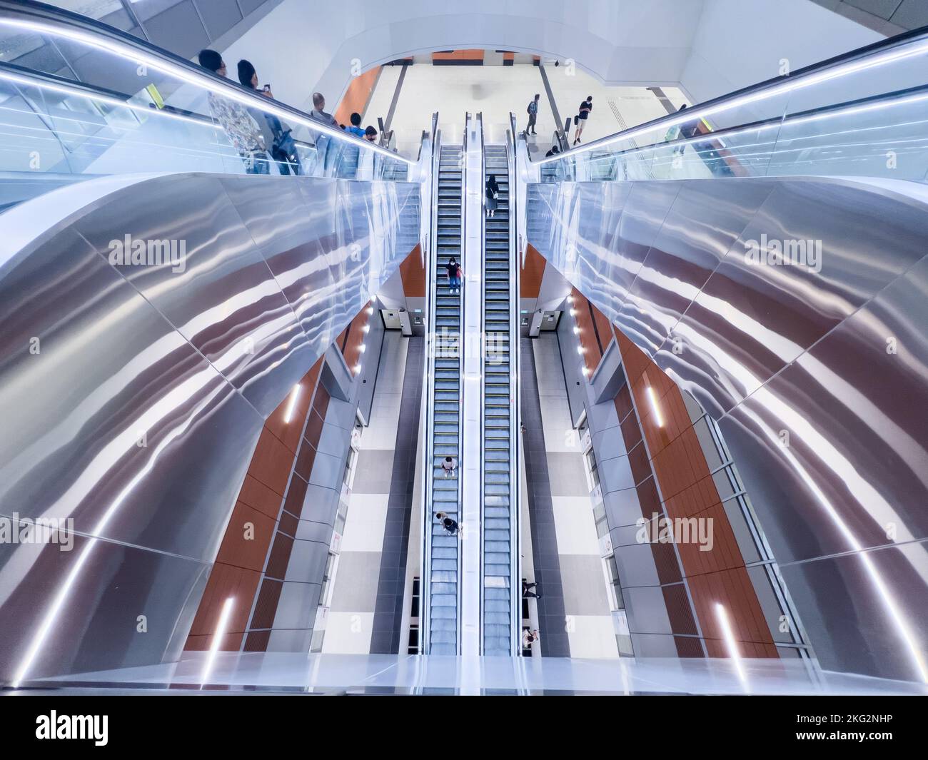Vue d'équilibre d'un escalier mécanique de niveau profond fonctionnant dans une station de train souterraine à Singapour. Banque D'Images